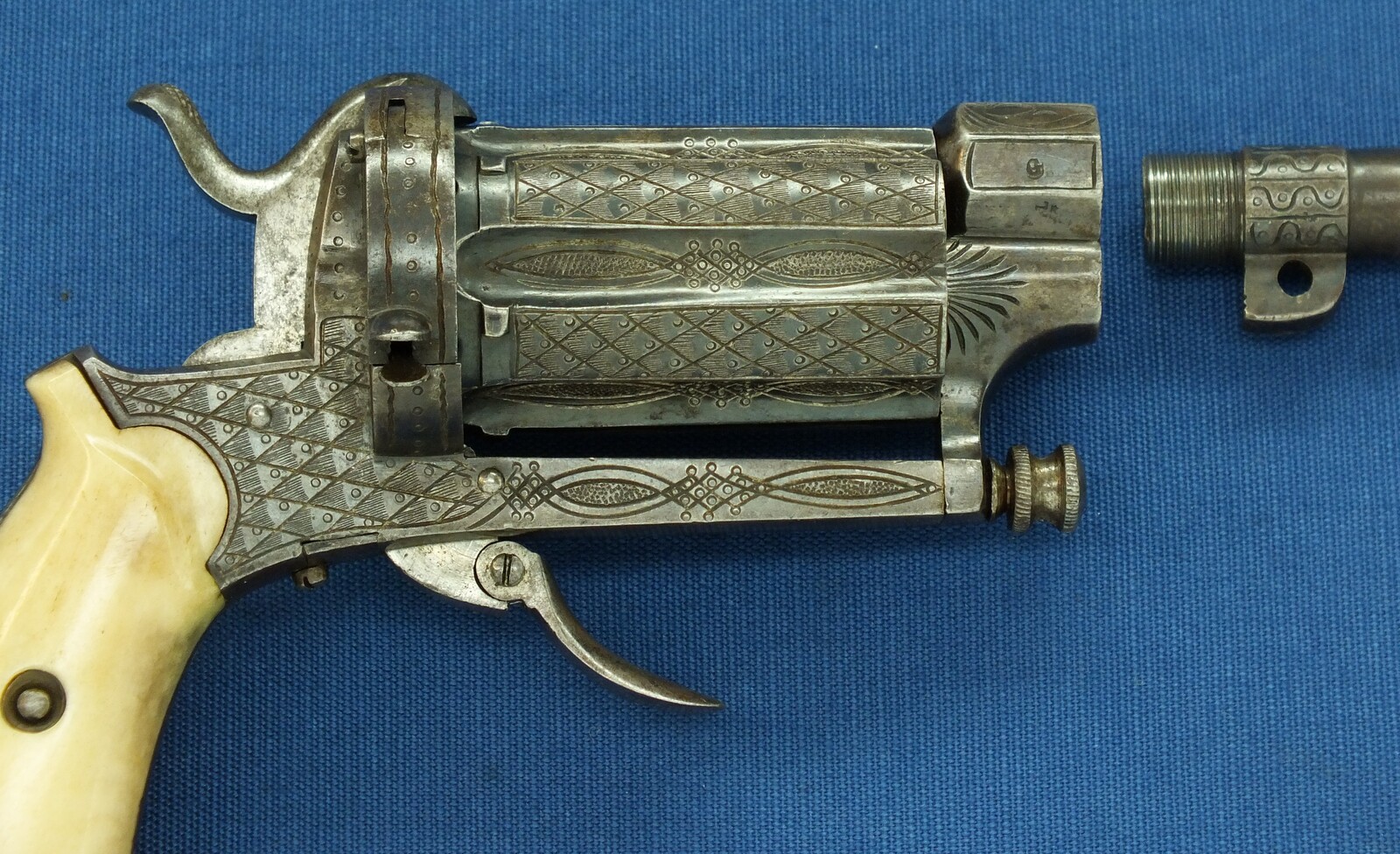 A Fine Antique Belgian engraved 6 shot Pinfire Single and Double Action Pepperbox having a detachable 6 inch barrel. Caliber 9mm. Length 29,5cm. In very good condition. 