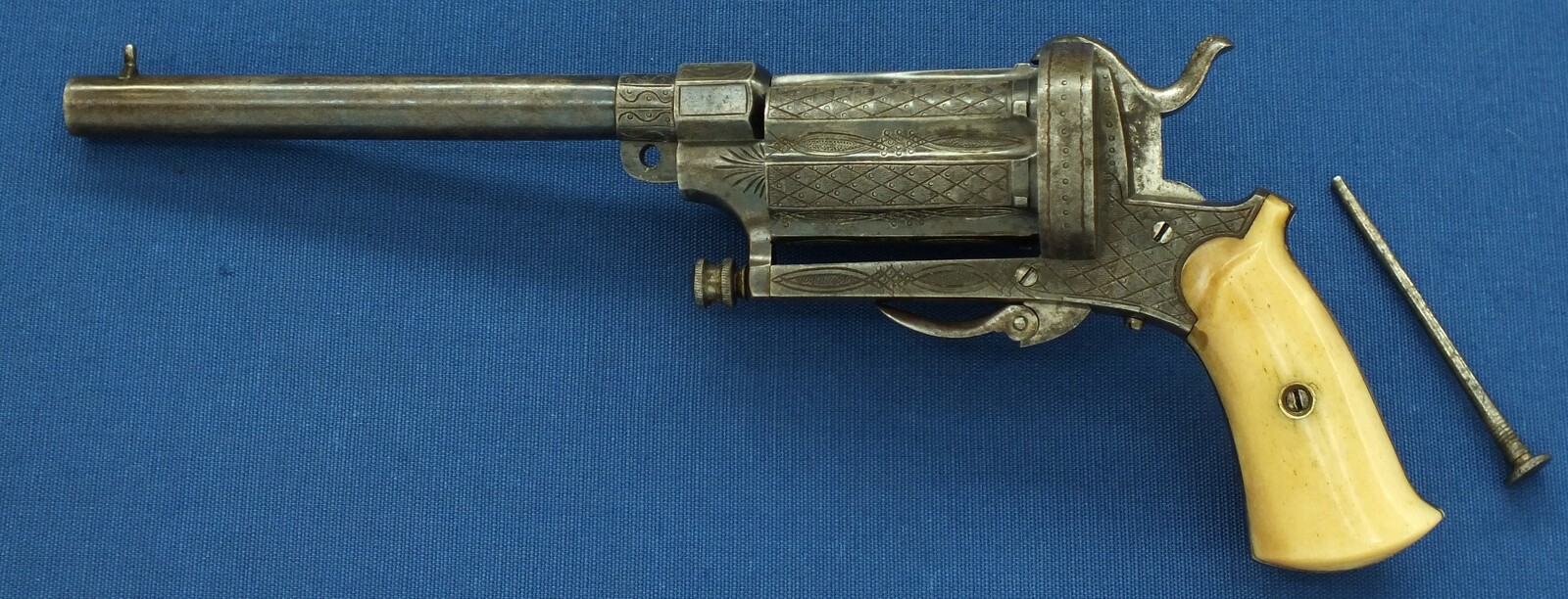 A Fine Antique Belgian engraved 6 shot Pinfire Single and Double Action Pepperbox having a detachable 6 inch barrel. Caliber 9mm. Length 29,5cm. In very good condition. 