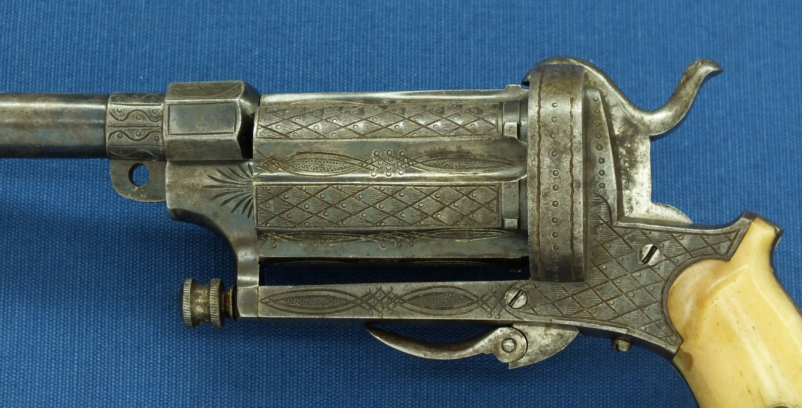 A Fine Antique Belgian engraved 6 shot Pinfire Single and Double Action Pepperbox having a detachable 6 inch barrel. Caliber 9mm. Length 29,5cm. In very good condition. 