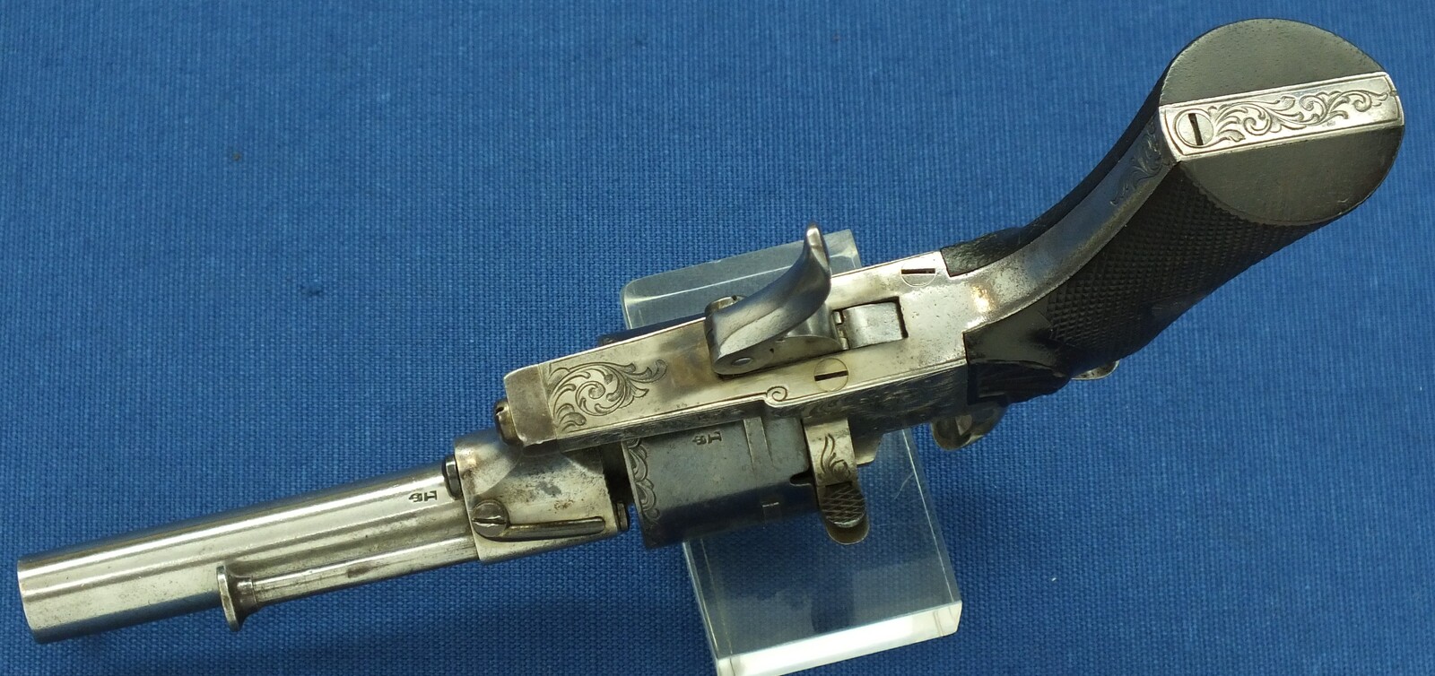 A fine antique Belgian Eugene Lefaucheux 6 shot Single and Double Action Pinfire Revolver. 7mm Caliber. Length 20,5cm. In very good condition. Price 850 euro.