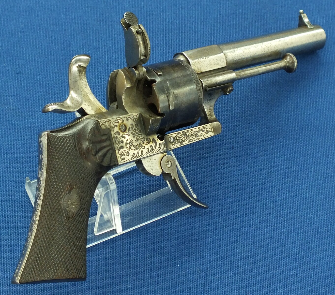 A fine antique Belgian Eugene Lefaucheux 6 shot Single and Double Action Pinfire Revolver. 7mm Caliber. Length 20,5cm. In very good condition. Price 850 euro.