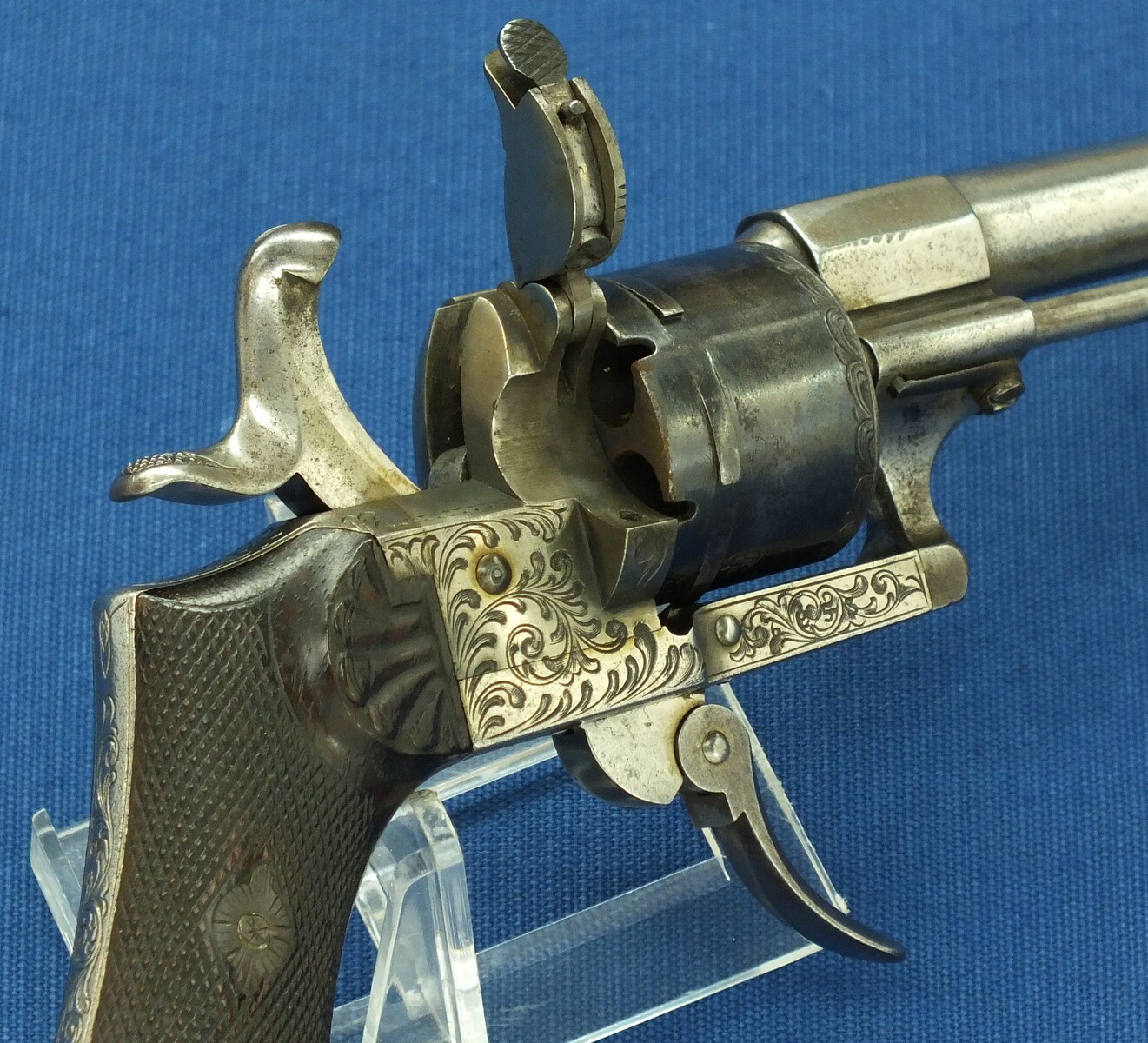 A fine antique Belgian Eugene Lefaucheux 6 shot Single and Double Action Pinfire Revolver. 7mm Caliber. Length 20,5cm. In very good condition. Price 850 euro.