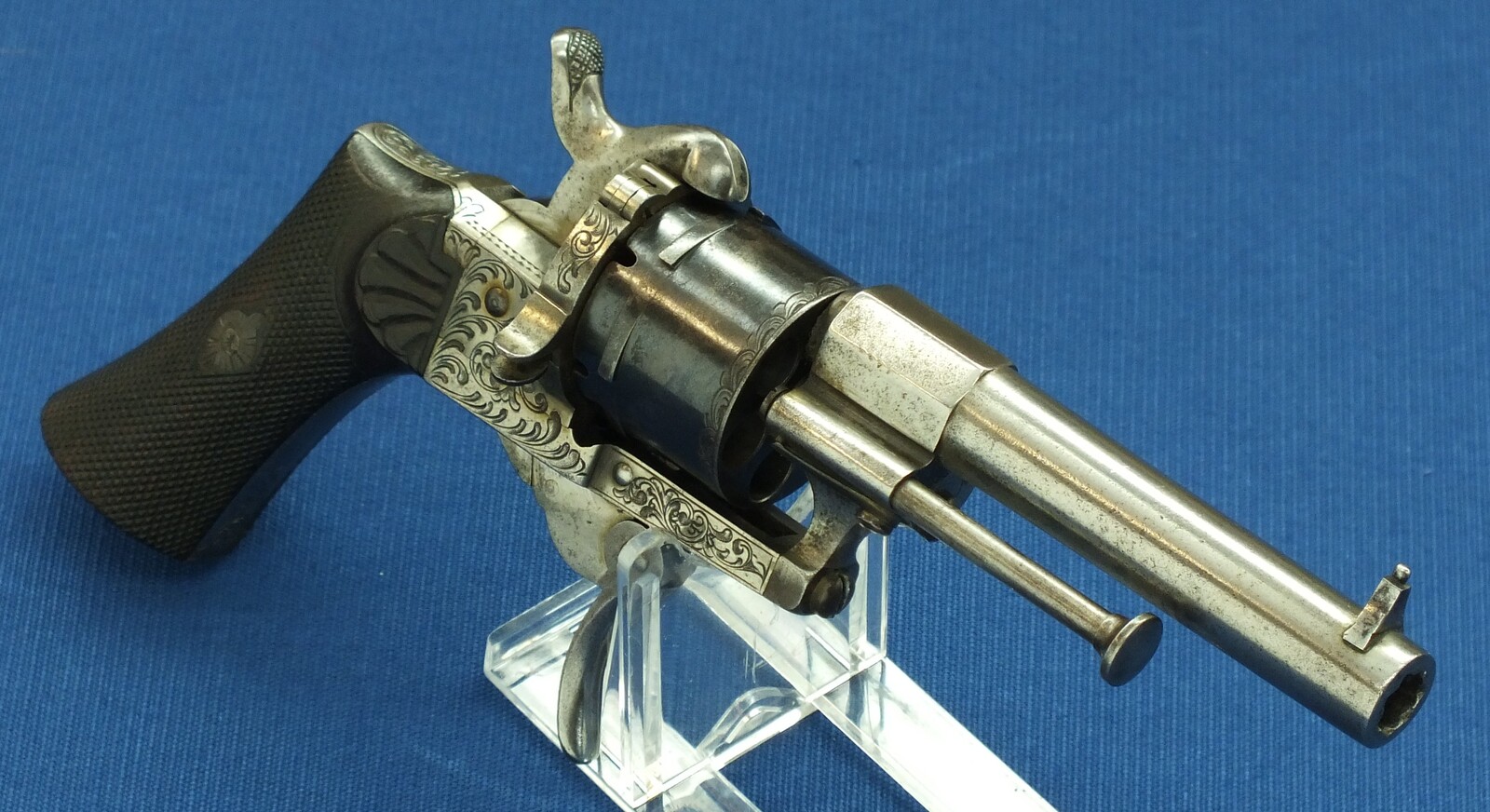 A fine antique Belgian Eugene Lefaucheux 6 shot Single and Double Action Pinfire Revolver. 7mm Caliber. Length 20,5cm. In very good condition. Price 850 euro.