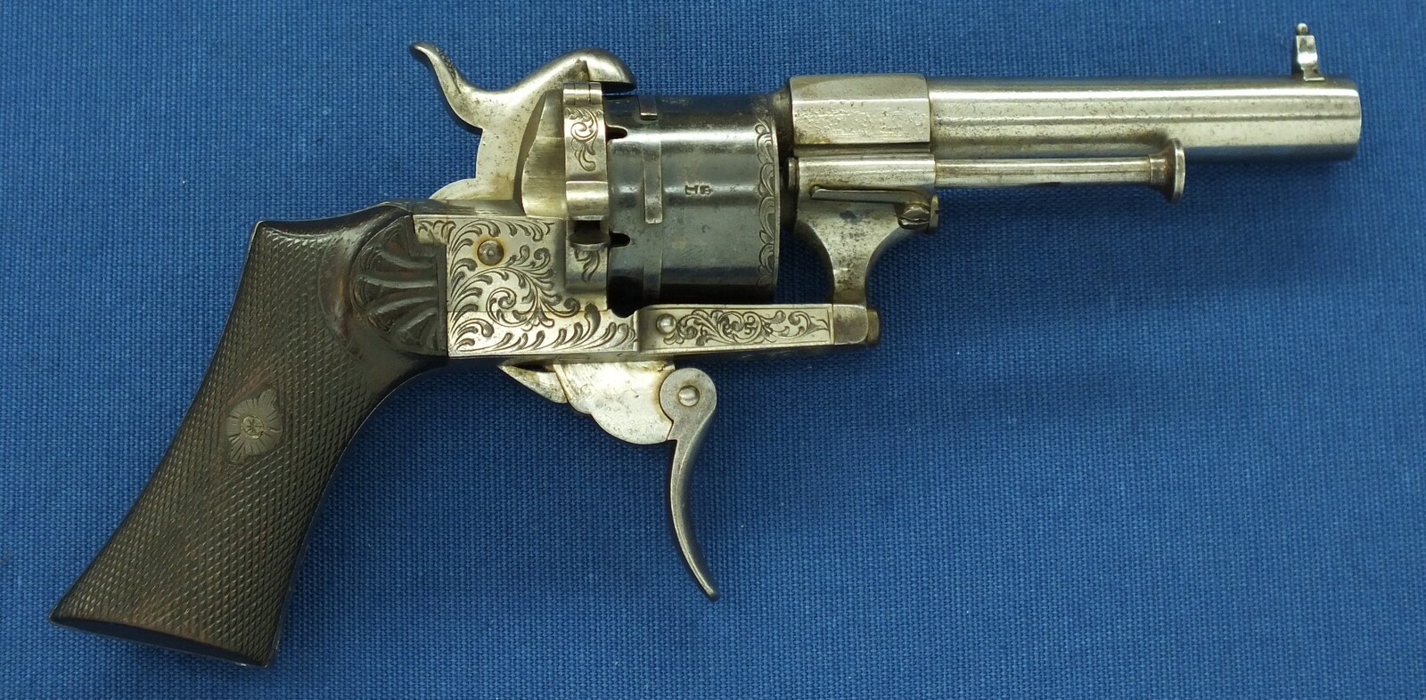 A fine antique Belgian Eugene Lefaucheux 6 shot Single and Double Action Pinfire Revolver. 7mm Caliber. Length 20,5cm. In very good condition. Price 850 euro.