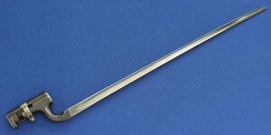 A fine antique British/India Military issue Pattern 1859 socket bayonet for smooth bore 1859 musket. Length 52,2 cm. In very good condition. Price 175 euro