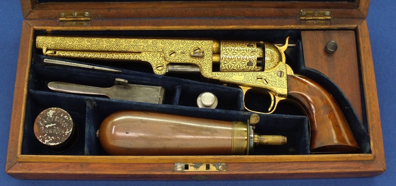 A fine antique cased exhibition Quality Gold Damascened London Colt Navy Model 1851 6 shot percussion revolver. .36 caliber. 7,5 inch barrel with London Colt address. In very good condition. Price 26.500 euro