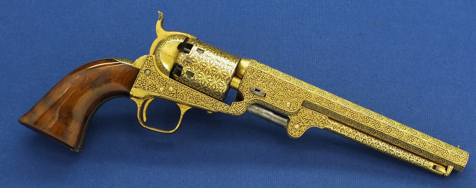 A fine antique cased exhibition Quality Gold Damascened London Colt Navy Model 1851 6 shot percussion revolver. .36 caliber. 7,5 inch barrel with London Colt address. In very good condition. Price 26.500 euro