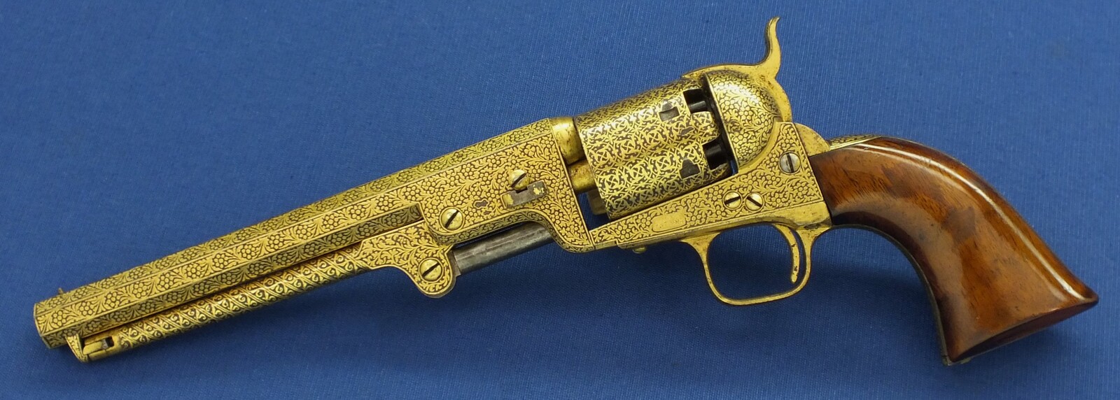 A fine antique cased exhibition Quality Gold Damascened London Colt Navy Model 1851 6 shot percussion revolver. .36 caliber. 7,5 inch barrel with London Colt address. In very good condition. Price 26.500 euro