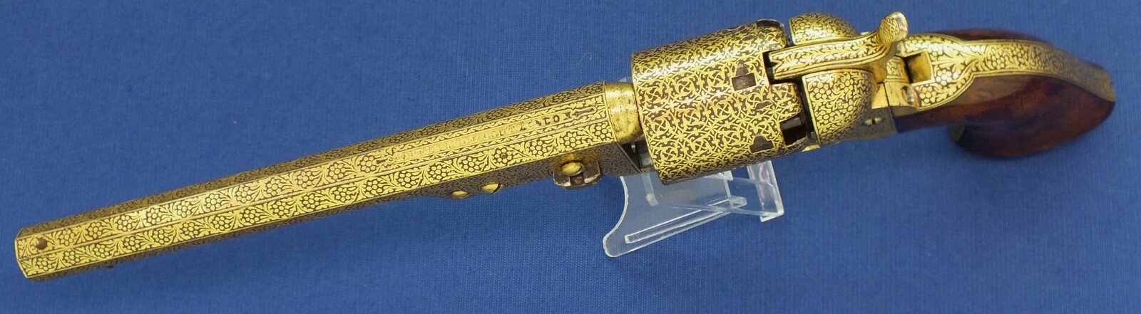 A fine antique cased exhibition Quality Gold Damascened London Colt Navy Model 1851 6 shot percussion revolver. .36 caliber. 7,5 inch barrel with London Colt address. In very good condition. Price 26.500 euro