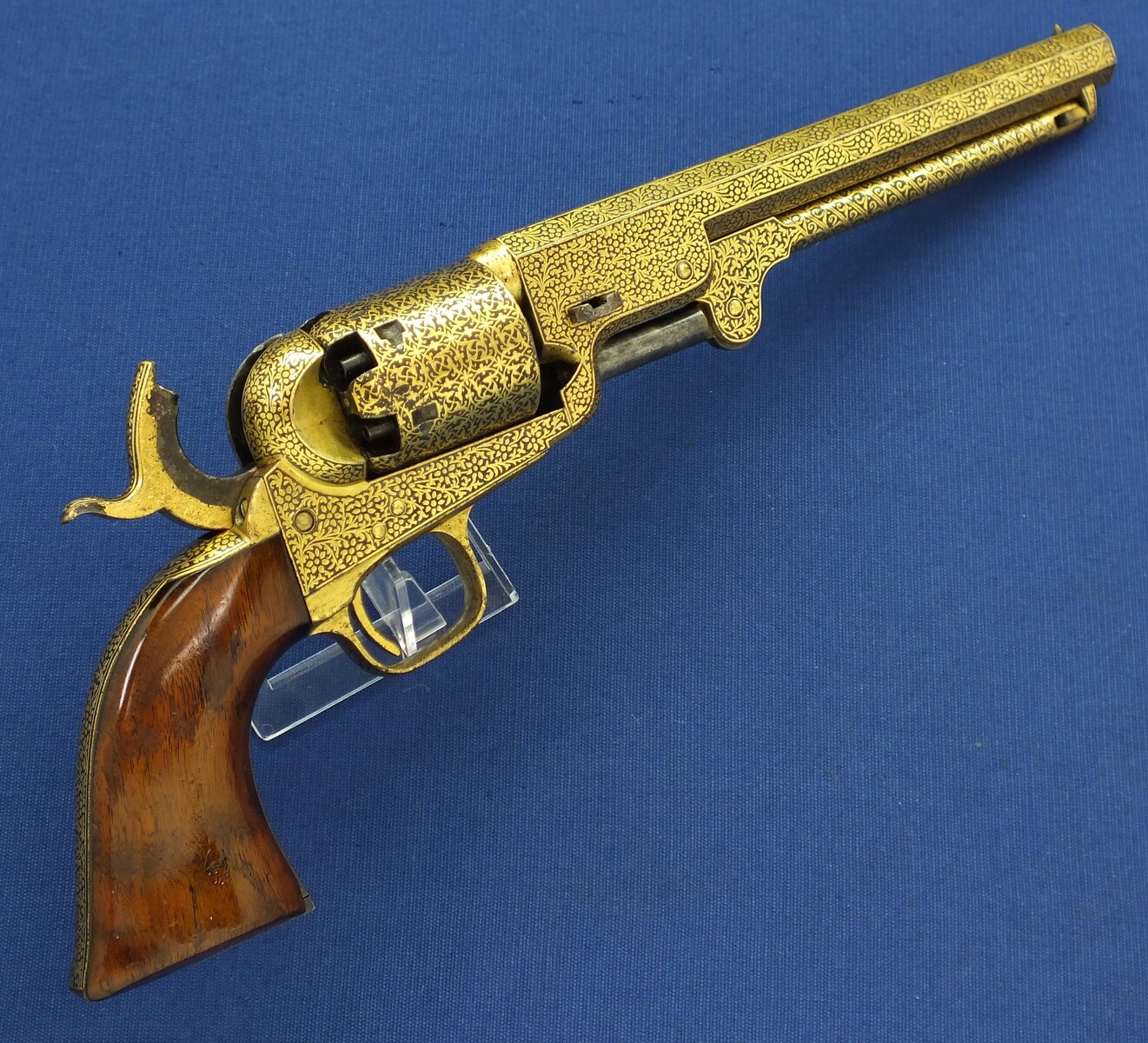 A fine antique cased exhibition Quality Gold Damascened London Colt Navy Model 1851 6 shot percussion revolver. .36 caliber. 7,5 inch barrel with London Colt address. In very good condition. Price 26.500 euro