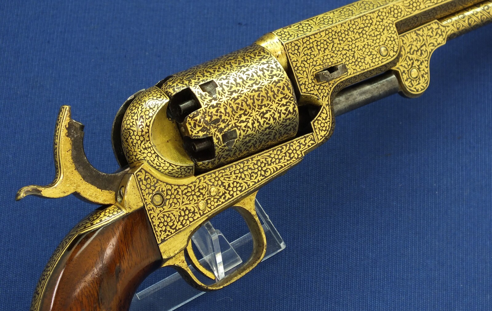 A fine antique cased exhibition Quality Gold Damascened London Colt Navy Model 1851 6 shot percussion revolver. .36 caliber. 7,5 inch barrel with London Colt address. In very good condition. Price 26.500 euro