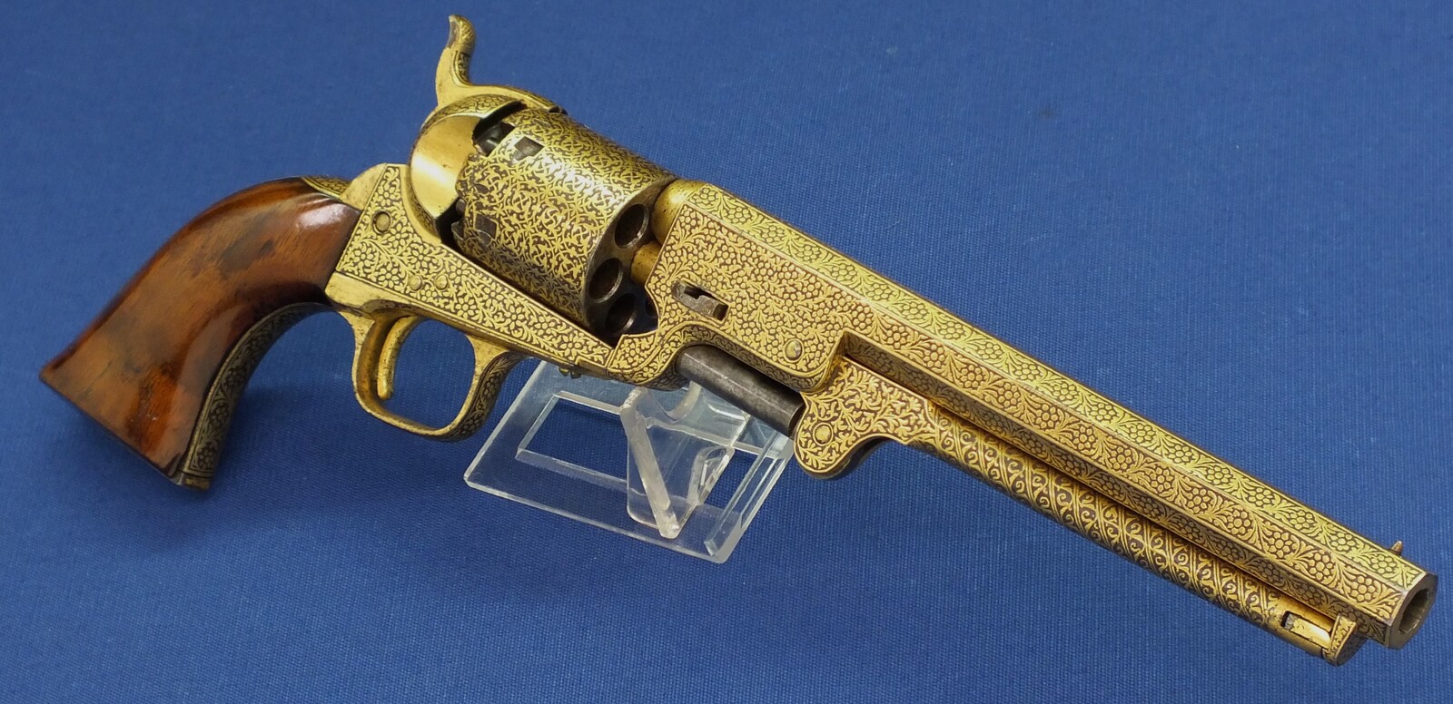 A fine antique cased exhibition Quality Gold Damascened London Colt Navy Model 1851 6 shot percussion revolver. .36 caliber. 7,5 inch barrel with London Colt address. In very good condition. Price 26.500 euro