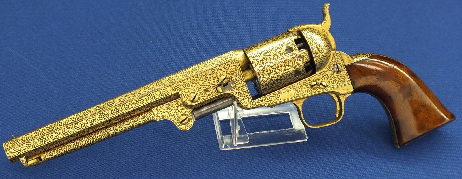 A fine antique cased exhibition Quality Gold Damascened London Colt Navy Model 1851 6 shot percussion revolver. .36 caliber. 7,5 inch barrel with London Colt address. In very good condition. Price 26.500 euro