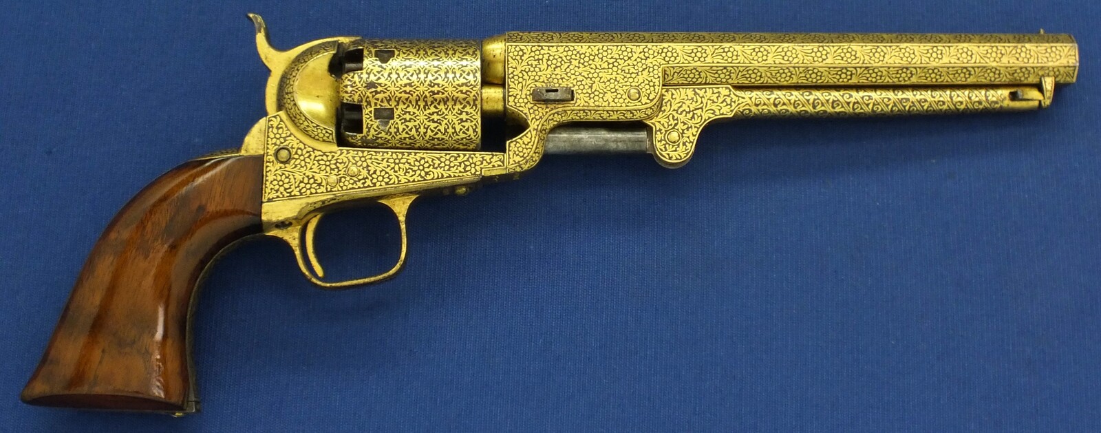 A fine antique cased exhibition Quality Gold Damascened London Colt Navy Model 1851 6 shot percussion revolver. .36 caliber. 7,5 inch barrel with London Colt address. In very good condition. Price 26.500 euro