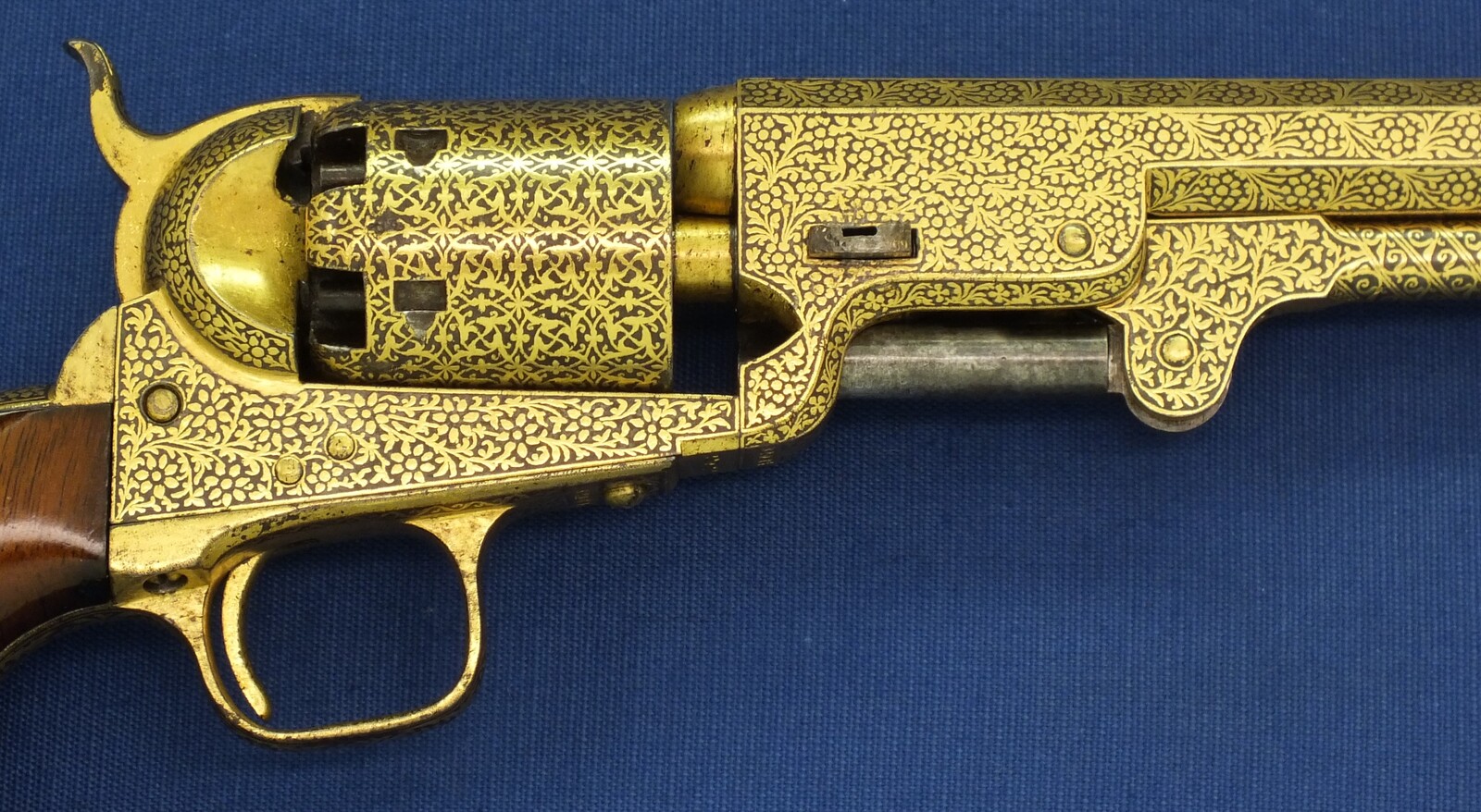 A fine antique cased exhibition Quality Gold Damascened London Colt Navy Model 1851 6 shot percussion revolver. .36 caliber. 7,5 inch barrel with London Colt address. In very good condition. Price 26.500 euro