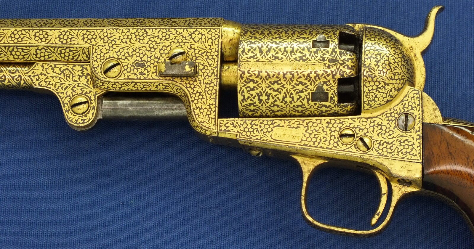 A fine antique cased exhibition Quality Gold Damascened London Colt Navy Model 1851 6 shot percussion revolver. .36 caliber. 7,5 inch barrel with London Colt address. In very good condition. Price 26.500 euro