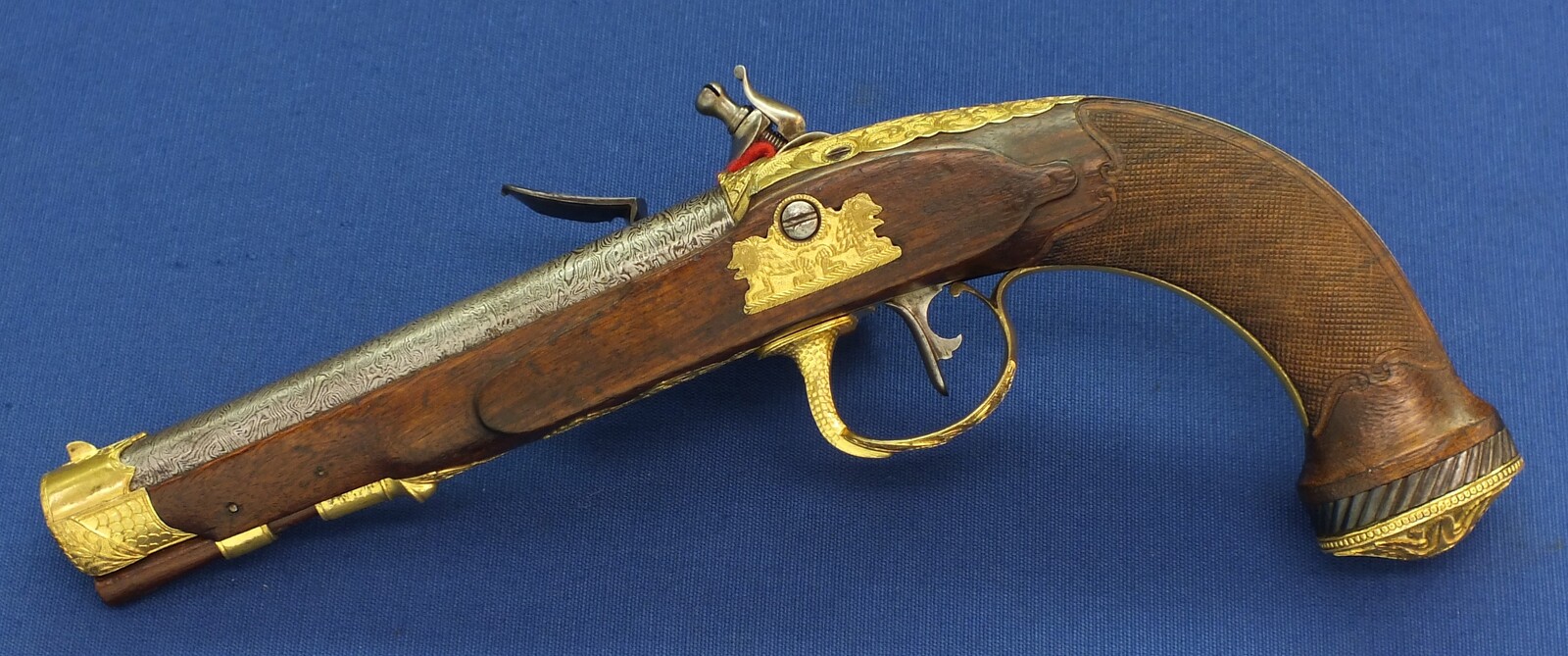 A fine antique circa 1800-20 Karlsbad type Flintlock pistol with Damascus barrel. Caliber 12mm. Length 30cm. In very good condition. Price 2.750 euro