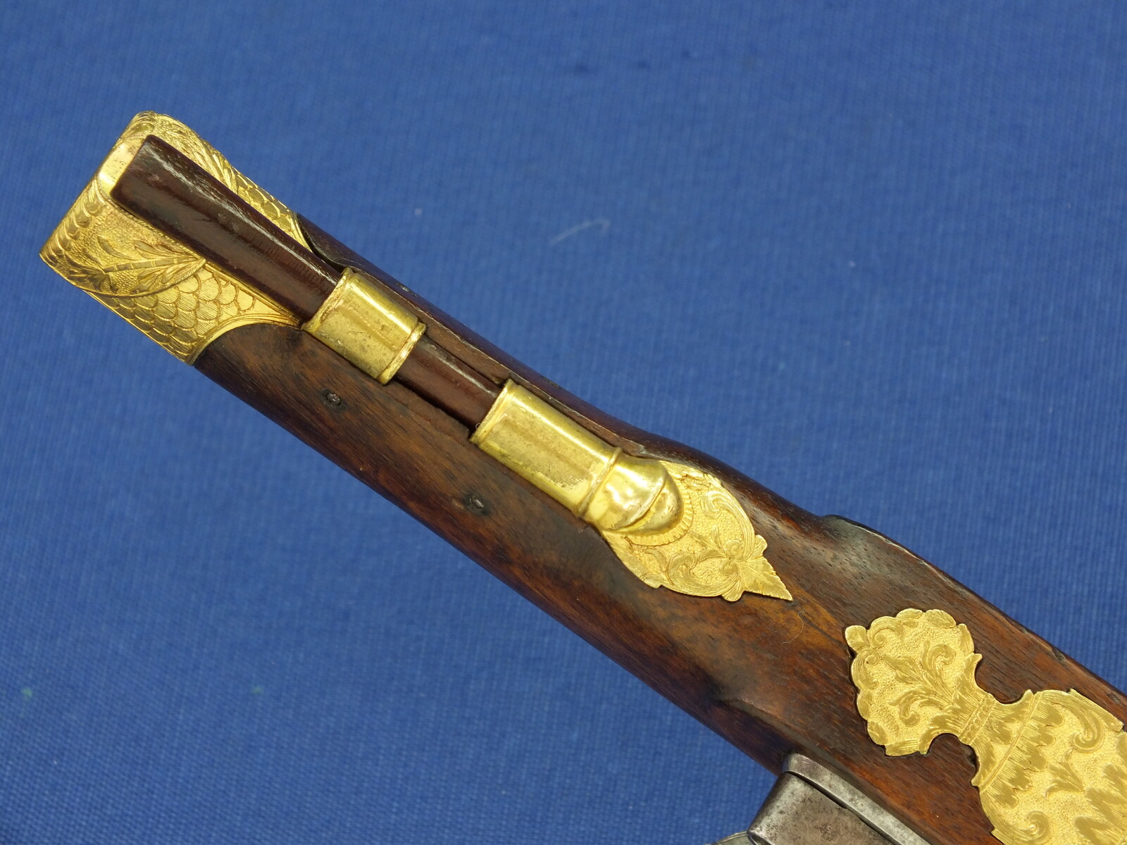 A fine antique circa 1800-20 Karlsbad type Flintlock pistol with Damascus barrel. Caliber 12mm. Length 30cm. In very good condition. Price 2.750 euro