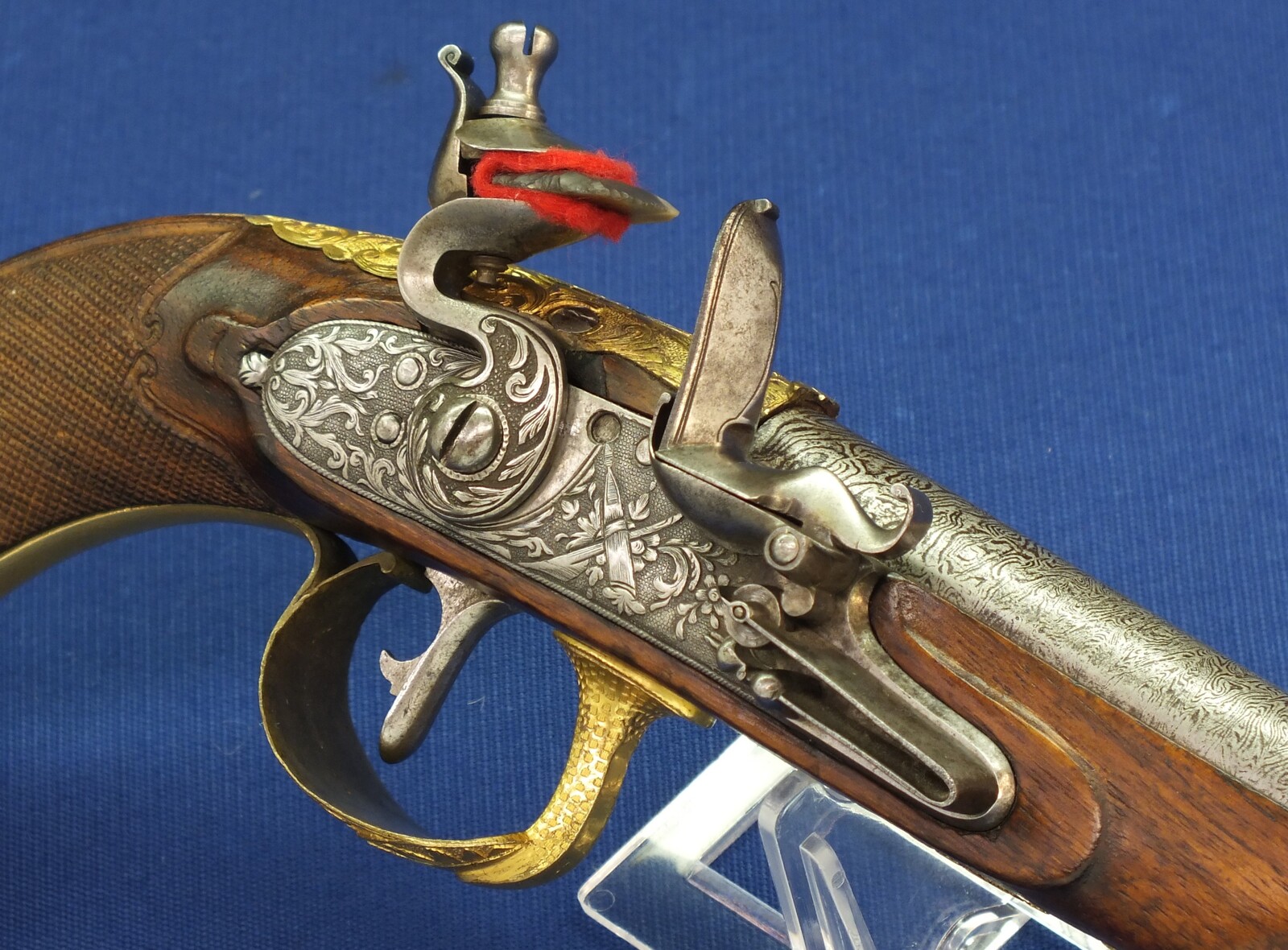 A fine antique circa 1800-20 Karlsbad type Flintlock pistol with Damascus barrel. Caliber 12mm. Length 30cm. In very good condition. Price 2.750 euro