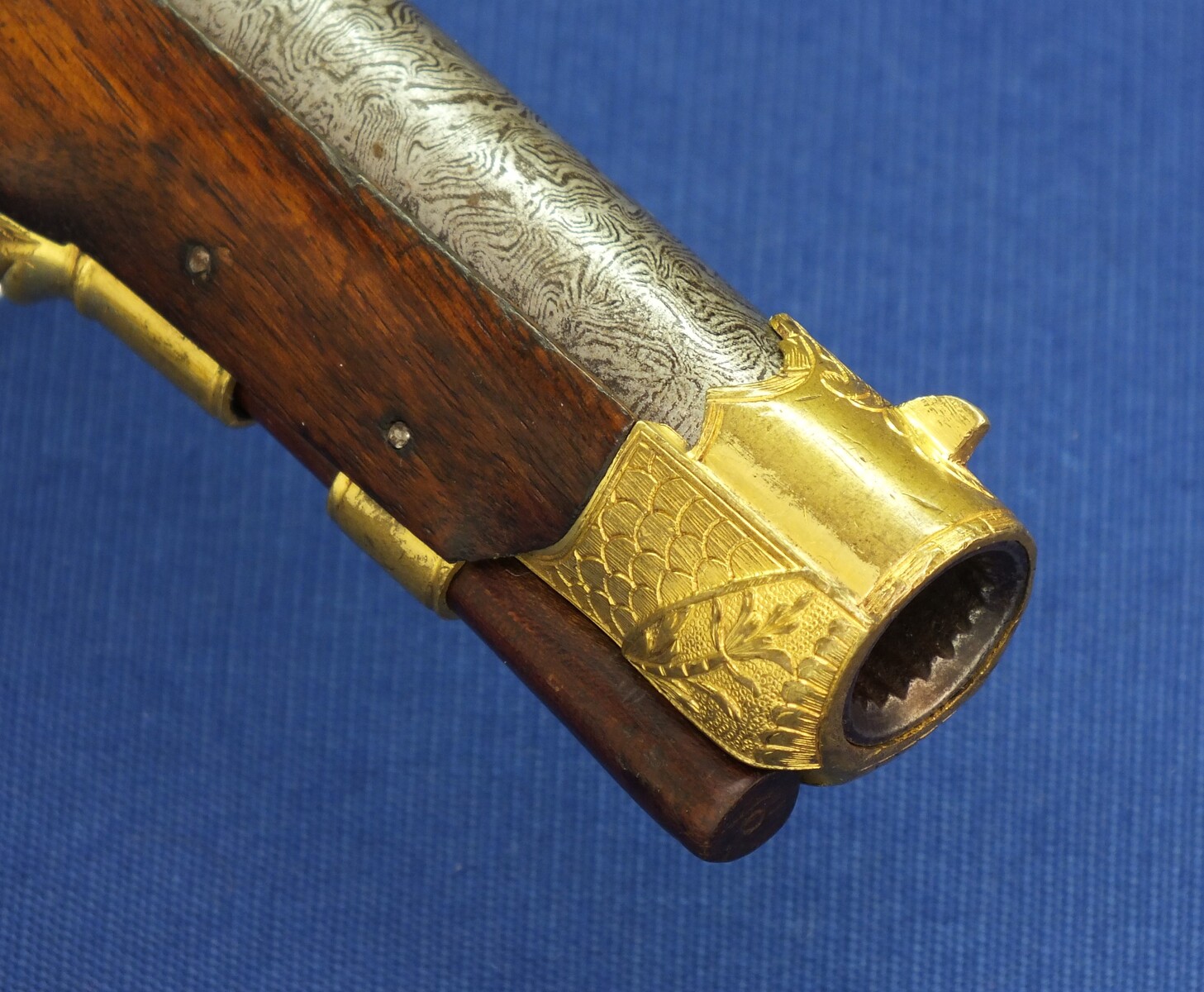 A fine antique circa 1800-20 Karlsbad type Flintlock pistol with Damascus barrel. Caliber 12mm. Length 30cm. In very good condition. Price 2.750 euro