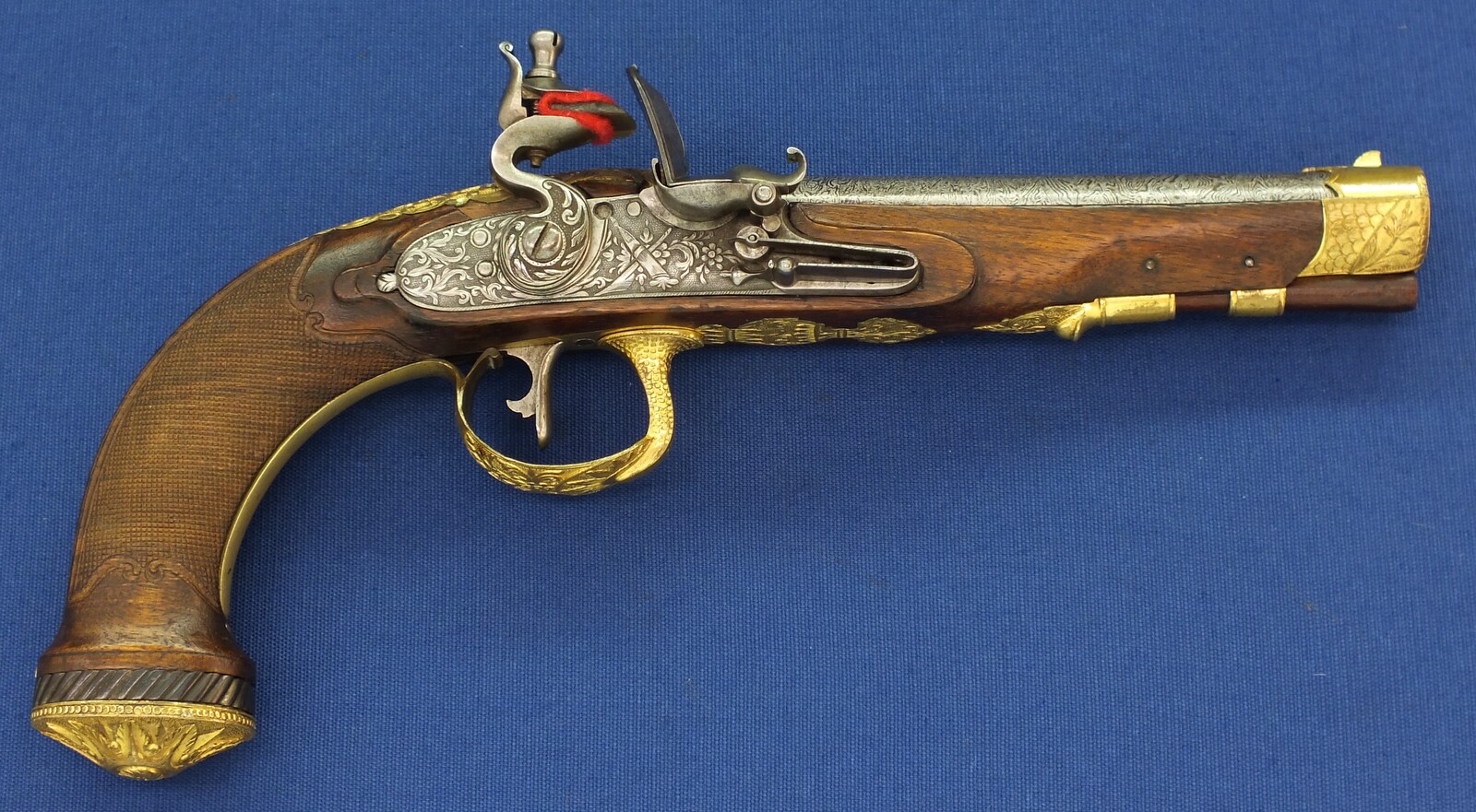 A fine antique circa 1800-20 Karlsbad type Flintlock pistol with Damascus barrel. Caliber 12mm. Length 30cm. In very good condition. Price 2.750 euro