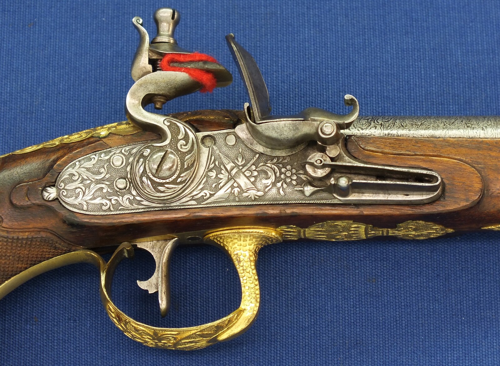 A fine antique circa 1800-20 Karlsbad type Flintlock pistol with Damascus barrel. Caliber 12mm. Length 30cm. In very good condition. Price 2.750 euro