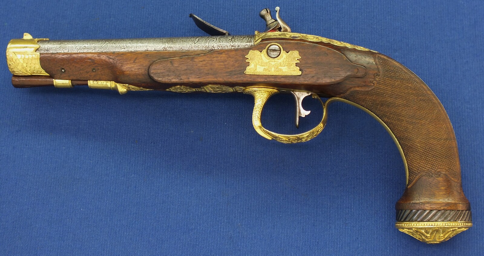 A fine antique circa 1800-20 Karlsbad type Flintlock pistol with Damascus barrel. Caliber 12mm. Length 30cm. In very good condition. Price 2.750 euro