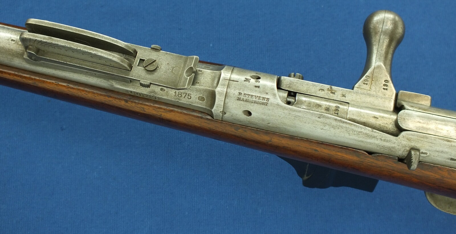 A fine antique Dutch Beaumont-Vitali Model 1871/88 Rifle by P. Stevens Maastricht. Caliber 11mm, Length 133cm. In very good condition. Price 1.500 euro.