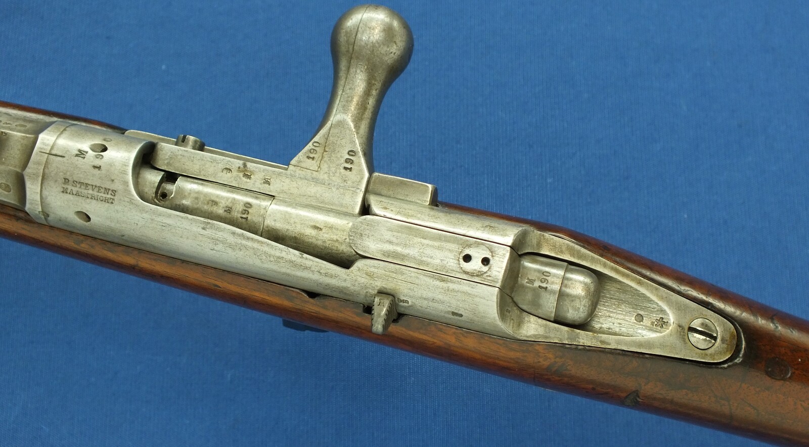 A fine antique Dutch Beaumont-Vitali Model 1871/88 Rifle by P. Stevens Maastricht. Caliber 11mm, Length 133cm. In very good condition. Price 1.500 euro.