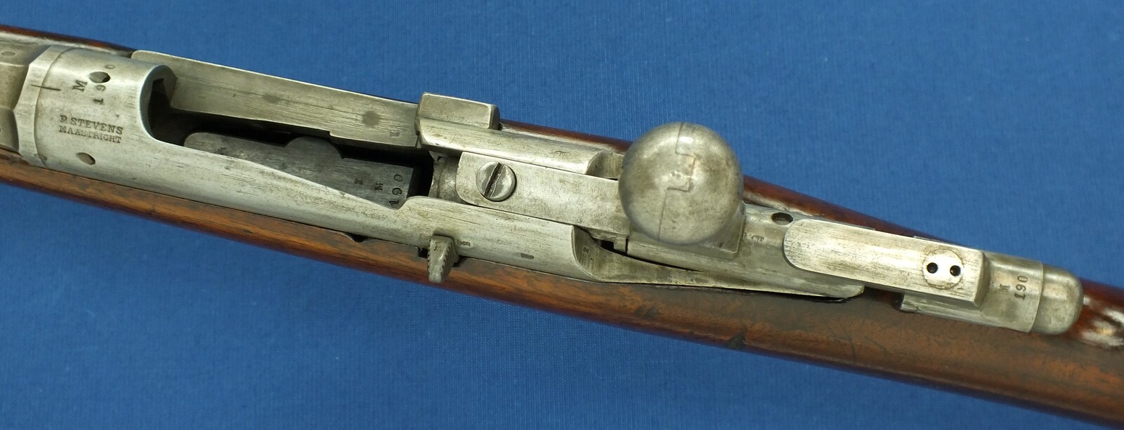 A fine antique Dutch Beaumont-Vitali Model 1871/88 Rifle by P. Stevens Maastricht. Caliber 11mm, Length 133cm. In very good condition. Price 1.500 euro.