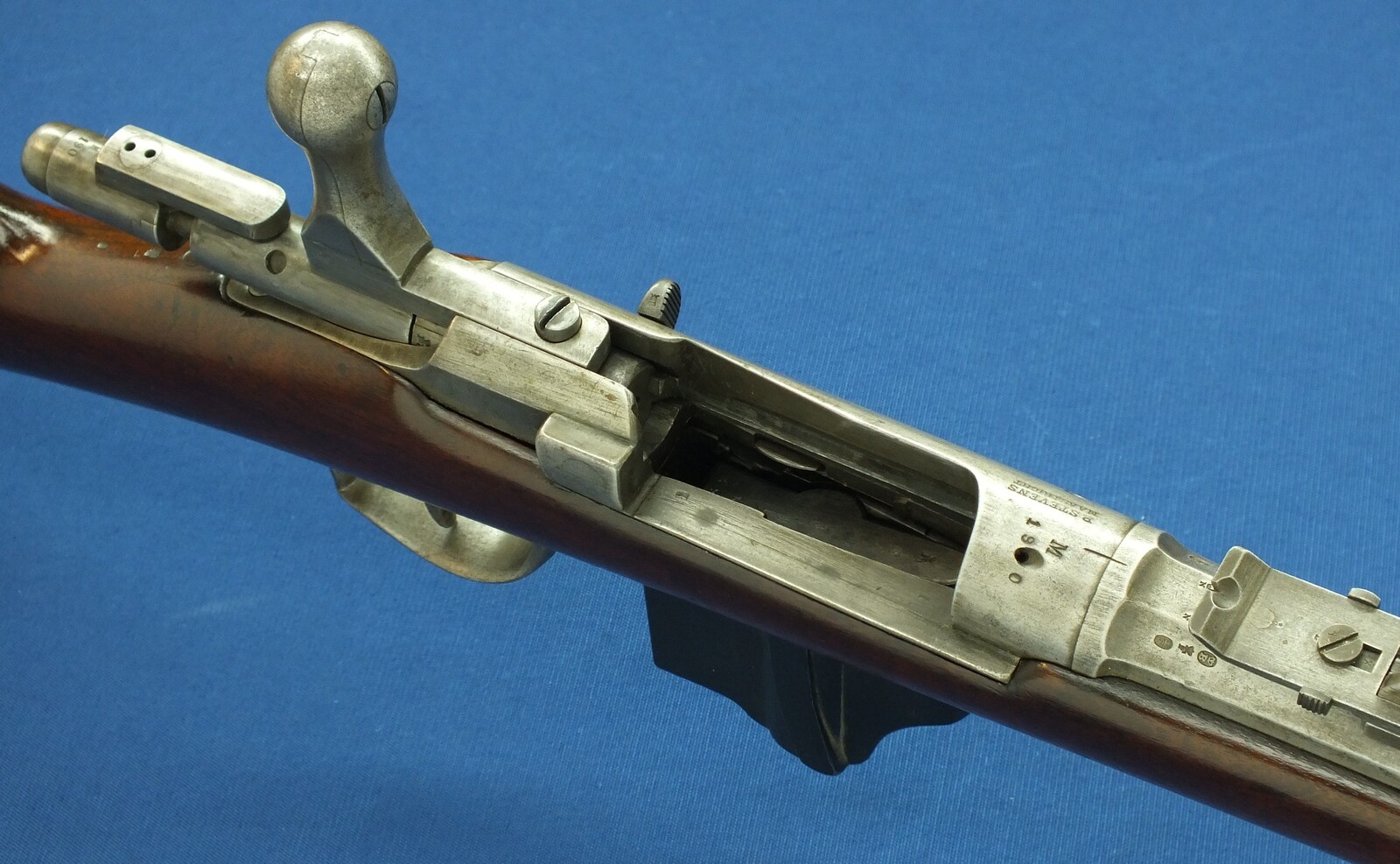 A fine antique Dutch Beaumont-Vitali Model 1871/88 Rifle by P. Stevens Maastricht. Caliber 11mm, Length 133cm. In very good condition. Price 1.500 euro.