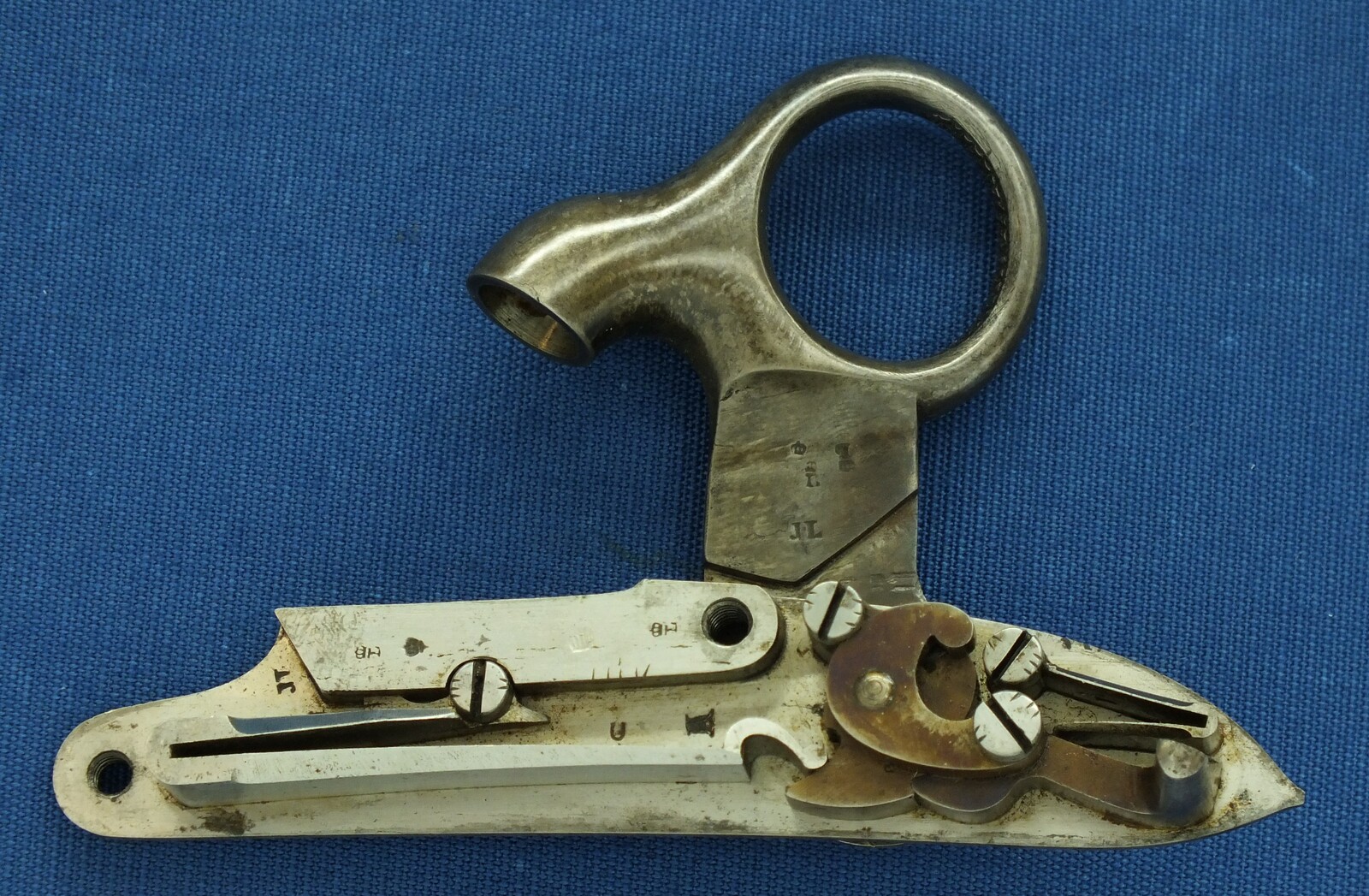 A fine antique Dutch Model 1854 Cavalry Carbine. 16,7mm Caliber, length 84cm. In near mint condition. Price 1.850 euro.