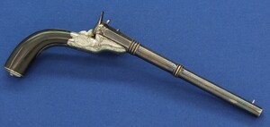 A fine antique French 8mm percussion breechloading Target/Saloon pistol. Signed: FAIT PAR HOULLIER BLANCHARD & CH. ROBERT A PARIS. 9 inch barrel. Length 32,5cm. In very good condition. Price 950 euro.