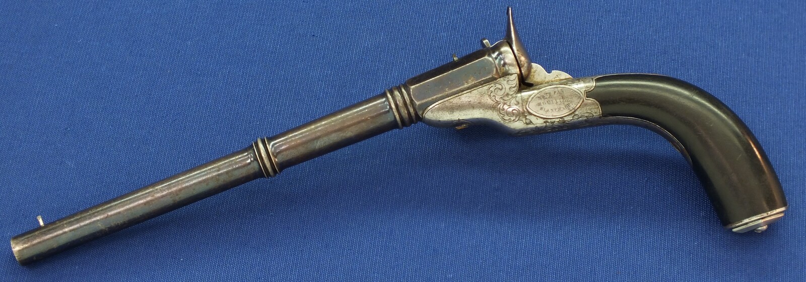 A fine antique French 8mm percussion breechloading Target/Saloon pistol. Signed: FAIT PAR HOULLIER BLANCHARD & CH. ROBERT A PARIS. 9 inch barrel. Length 32,5cm. In very good condition. Price 950 euro.