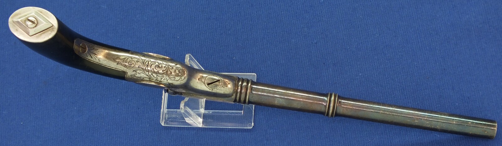 A fine antique French 8mm percussion breechloading Target/Saloon pistol. Signed: FAIT PAR HOULLIER BLANCHARD & CH. ROBERT A PARIS. 9 inch barrel. Length 32,5cm. In very good condition. Price 950 euro.