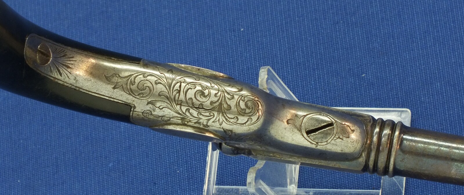A fine antique French 8mm percussion breechloading Target/Saloon pistol. Signed: FAIT PAR HOULLIER BLANCHARD & CH. ROBERT A PARIS. 9 inch barrel. Length 32,5cm. In very good condition. Price 950 euro.