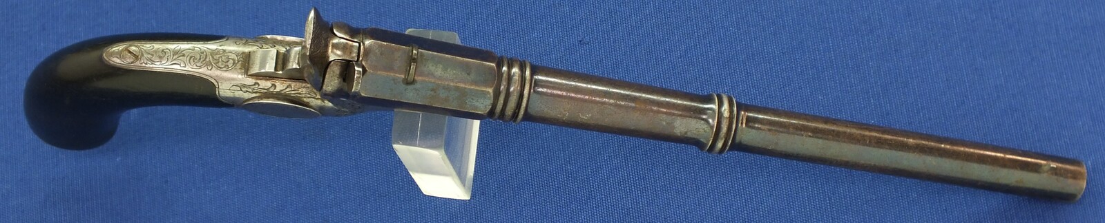 A fine antique French 8mm percussion breechloading Target/Saloon pistol. Signed: FAIT PAR HOULLIER BLANCHARD & CH. ROBERT A PARIS. 9 inch barrel. Length 32,5cm. In very good condition. Price 950 euro.