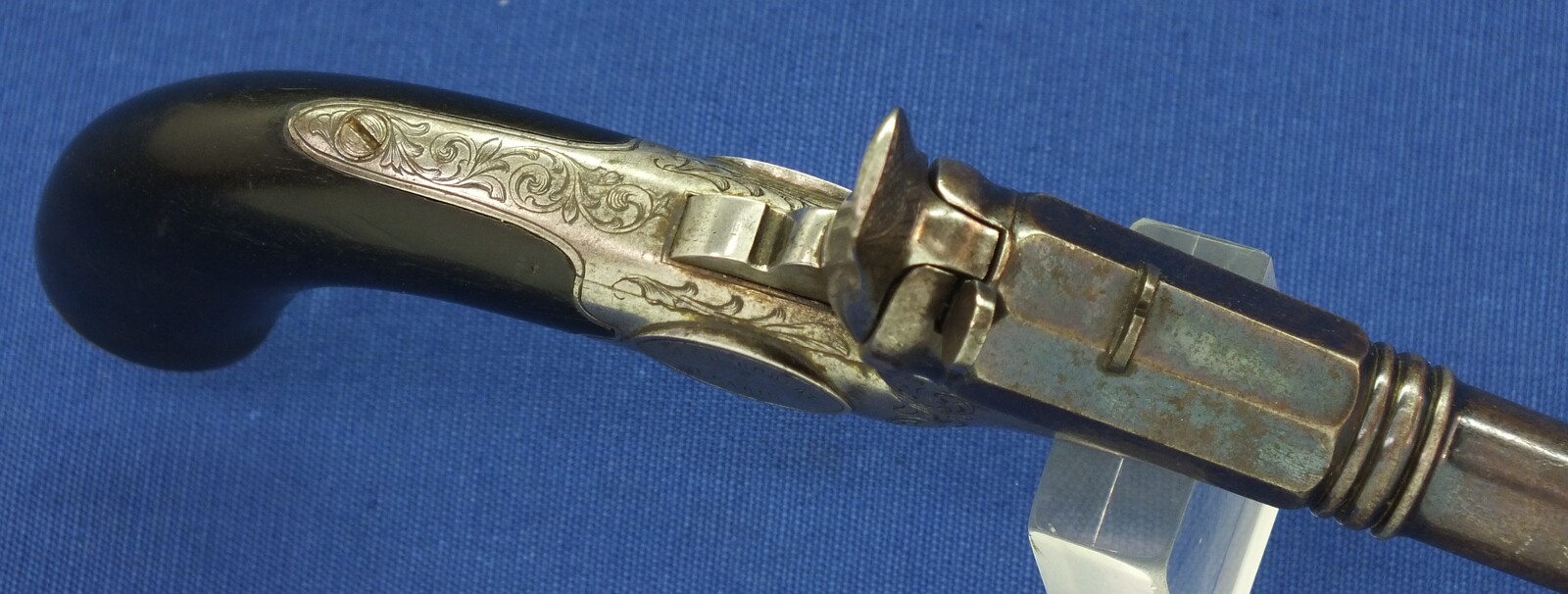 A fine antique French 8mm percussion breechloading Target/Saloon pistol. Signed: FAIT PAR HOULLIER BLANCHARD & CH. ROBERT A PARIS. 9 inch barrel. Length 32,5cm. In very good condition. Price 950 euro.