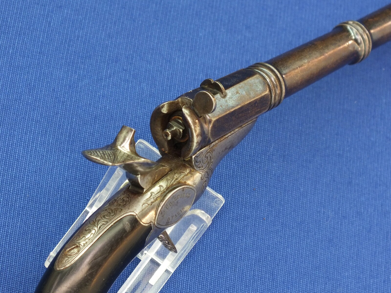 A fine antique French 8mm percussion breechloading Target/Saloon pistol. Signed: FAIT PAR HOULLIER BLANCHARD & CH. ROBERT A PARIS. 9 inch barrel. Length 32,5cm. In very good condition. Price 950 euro.