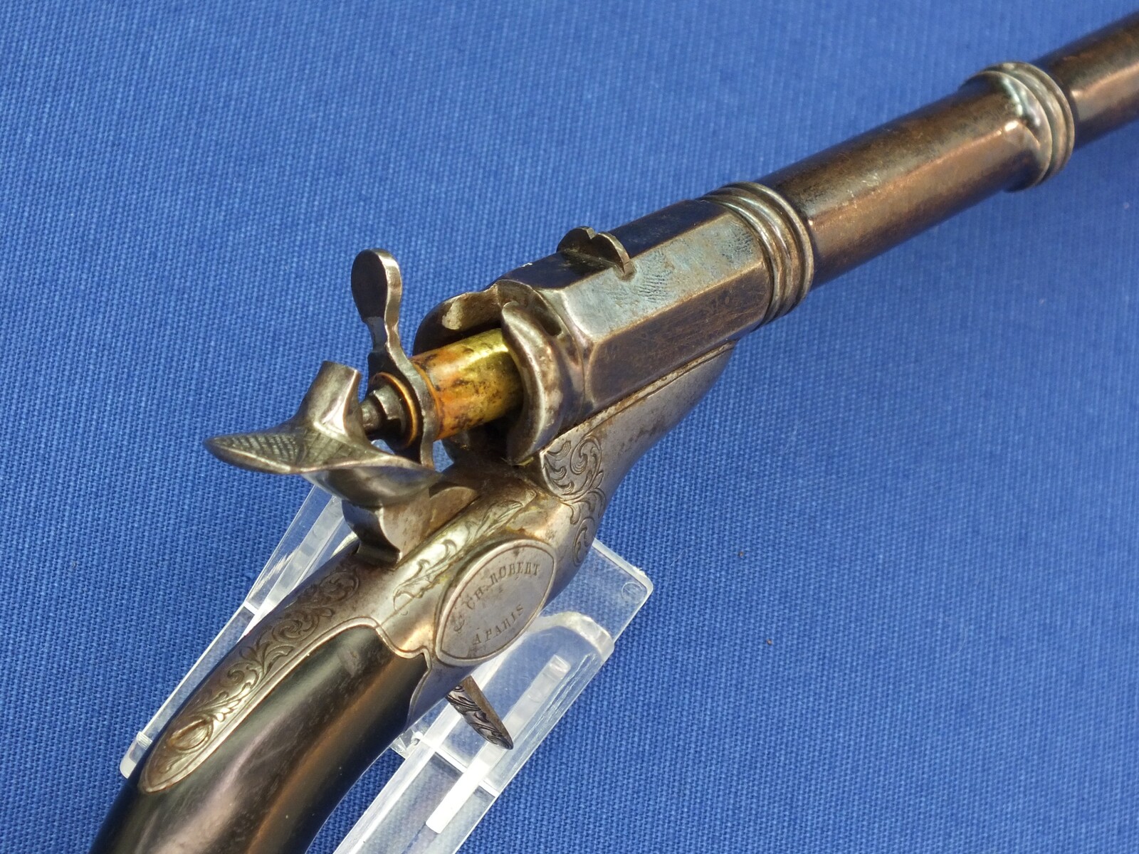 A fine antique French 8mm percussion breechloading Target/Saloon pistol. Signed: FAIT PAR HOULLIER BLANCHARD & CH. ROBERT A PARIS. 9 inch barrel. Length 32,5cm. In very good condition. Price 950 euro.