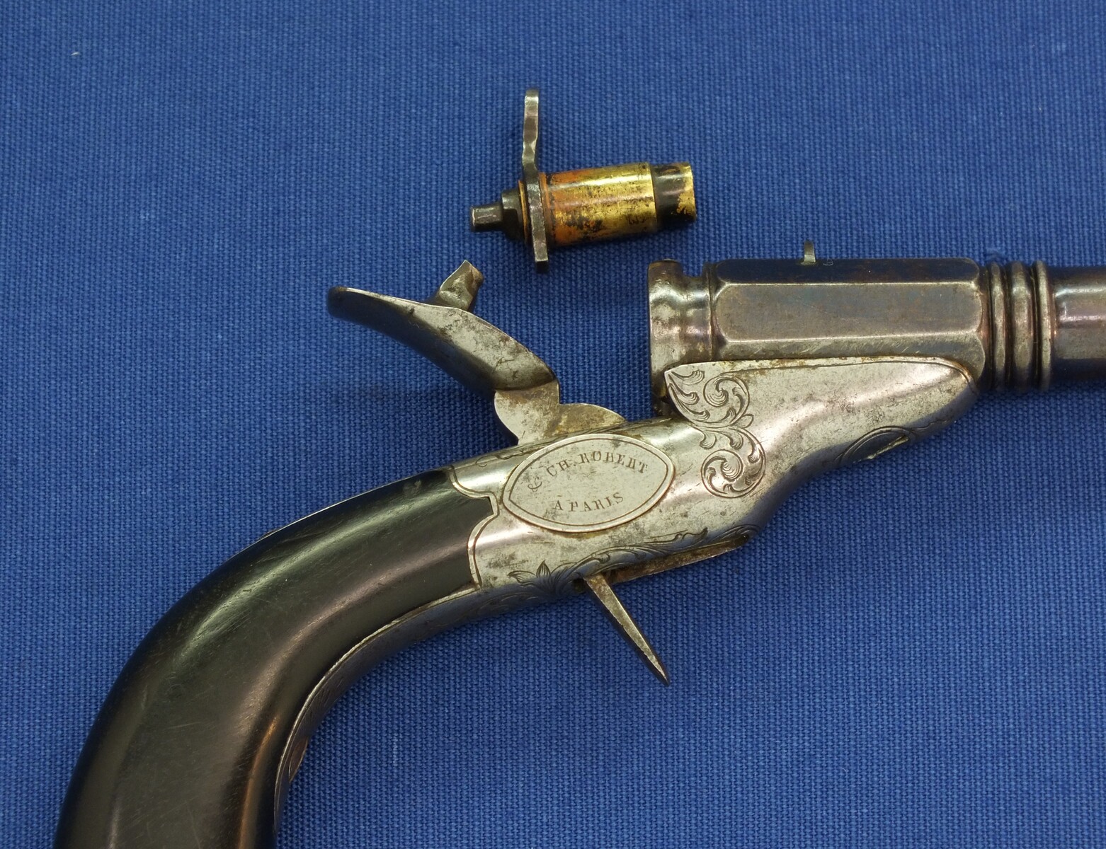 A fine antique French 8mm percussion breechloading Target/Saloon pistol. Signed: FAIT PAR HOULLIER BLANCHARD & CH. ROBERT A PARIS. 9 inch barrel. Length 32,5cm. In very good condition. Price 950 euro.