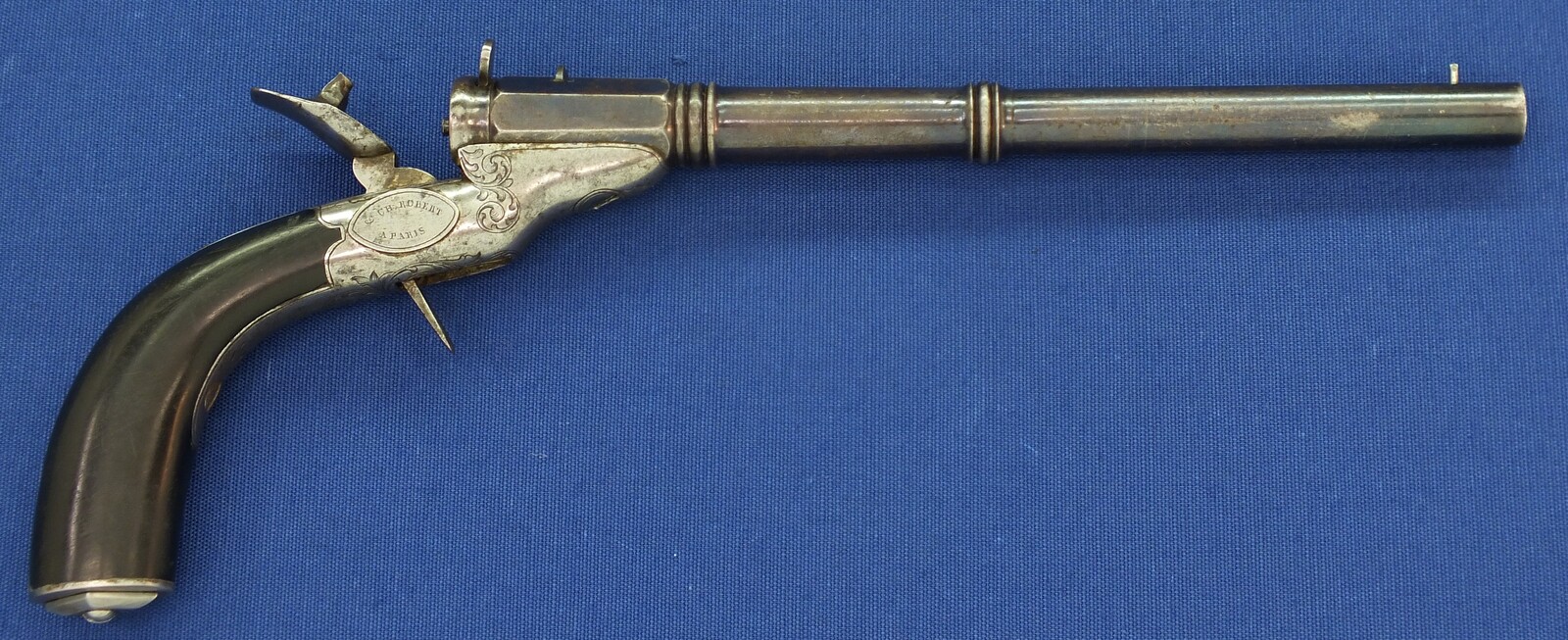 A fine antique French 8mm percussion breechloading Target/Saloon pistol. Signed: FAIT PAR HOULLIER BLANCHARD & CH. ROBERT A PARIS. 9 inch barrel. Length 32,5cm. In very good condition. Price 950 euro.