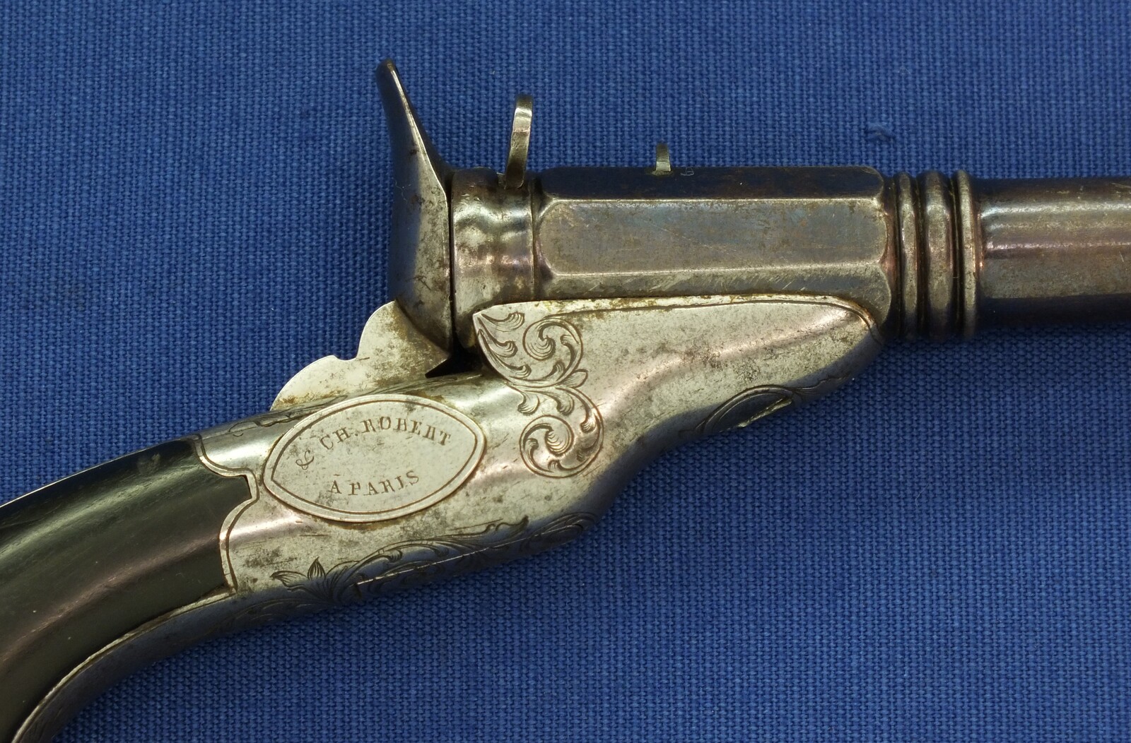 A fine antique French 8mm percussion breechloading Target/Saloon pistol. Signed: FAIT PAR HOULLIER BLANCHARD & CH. ROBERT A PARIS. 9 inch barrel. Length 32,5cm. In very good condition. Price 950 euro.