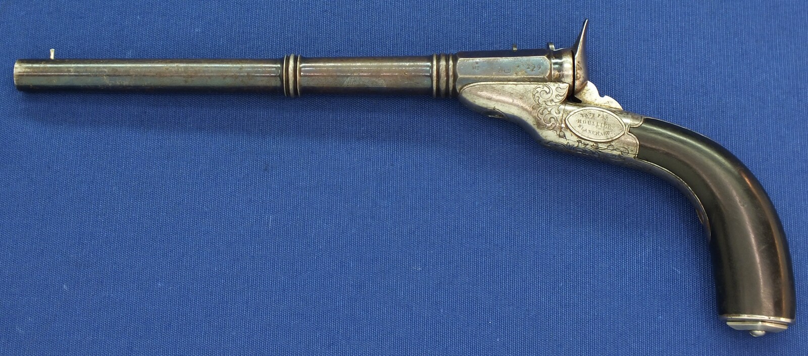 A fine antique French 8mm percussion breechloading Target/Saloon pistol. Signed: FAIT PAR HOULLIER BLANCHARD & CH. ROBERT A PARIS. 9 inch barrel. Length 32,5cm. In very good condition. Price 950 euro.
