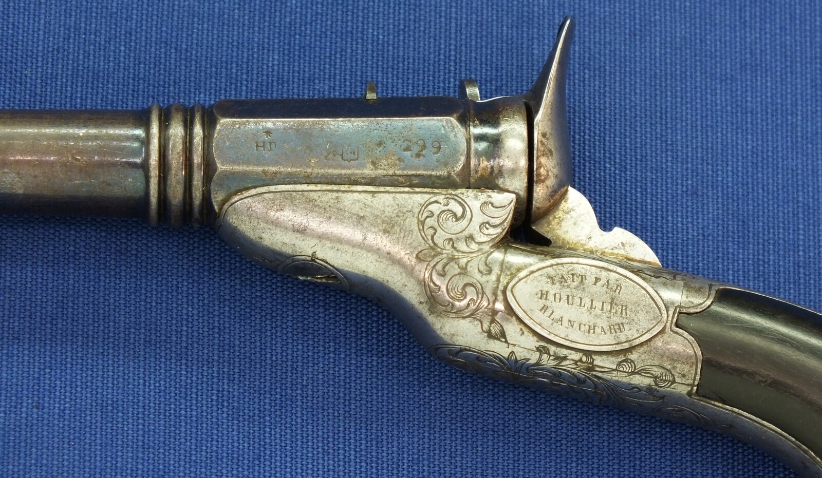 A fine antique French 8mm percussion breechloading Target/Saloon pistol. Signed: FAIT PAR HOULLIER BLANCHARD & CH. ROBERT A PARIS. 9 inch barrel. Length 32,5cm. In very good condition. Price 950 euro.