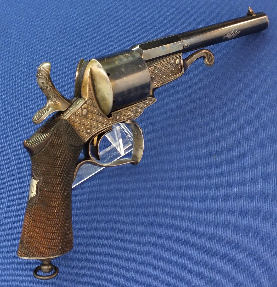 A fine antique French Deluxe engraved Javelle's Patent 6 shot 12mm Pinfire Revolver by F. Berger Bte a St. Etienne. Length 30cm. In very good condition. Price 2.950 euro.