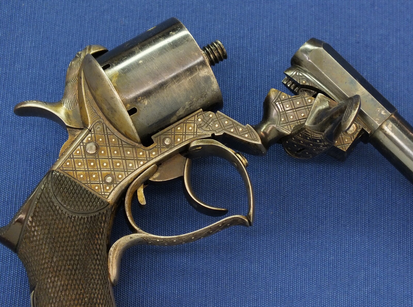 A fine antique French Deluxe engraved Javelle's Patent 6 shot 12mm Pinfire Revolver by F. Berger Bte a St. Etienne. Length 30cm. In very good condition. Price 2.950 euro.