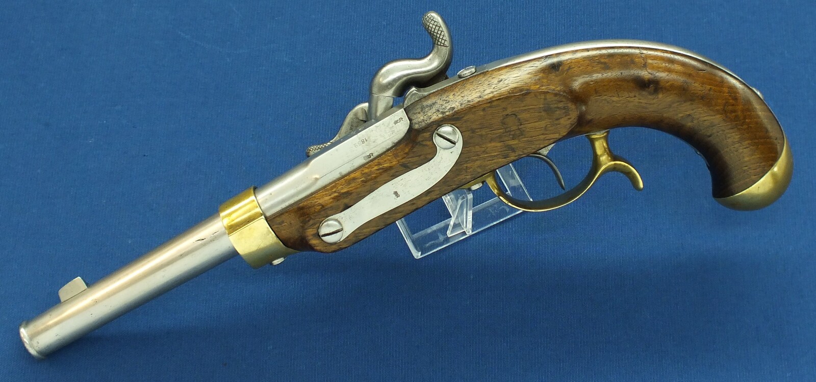A fine antique German Prussian Model 1850 Cavalry Percussion Pistol. Lock marked under Crown Suhl G.H. Barrel dated 1852. Caliber 15mm, length 39cm. In very good condition. Price 1.850 euro.