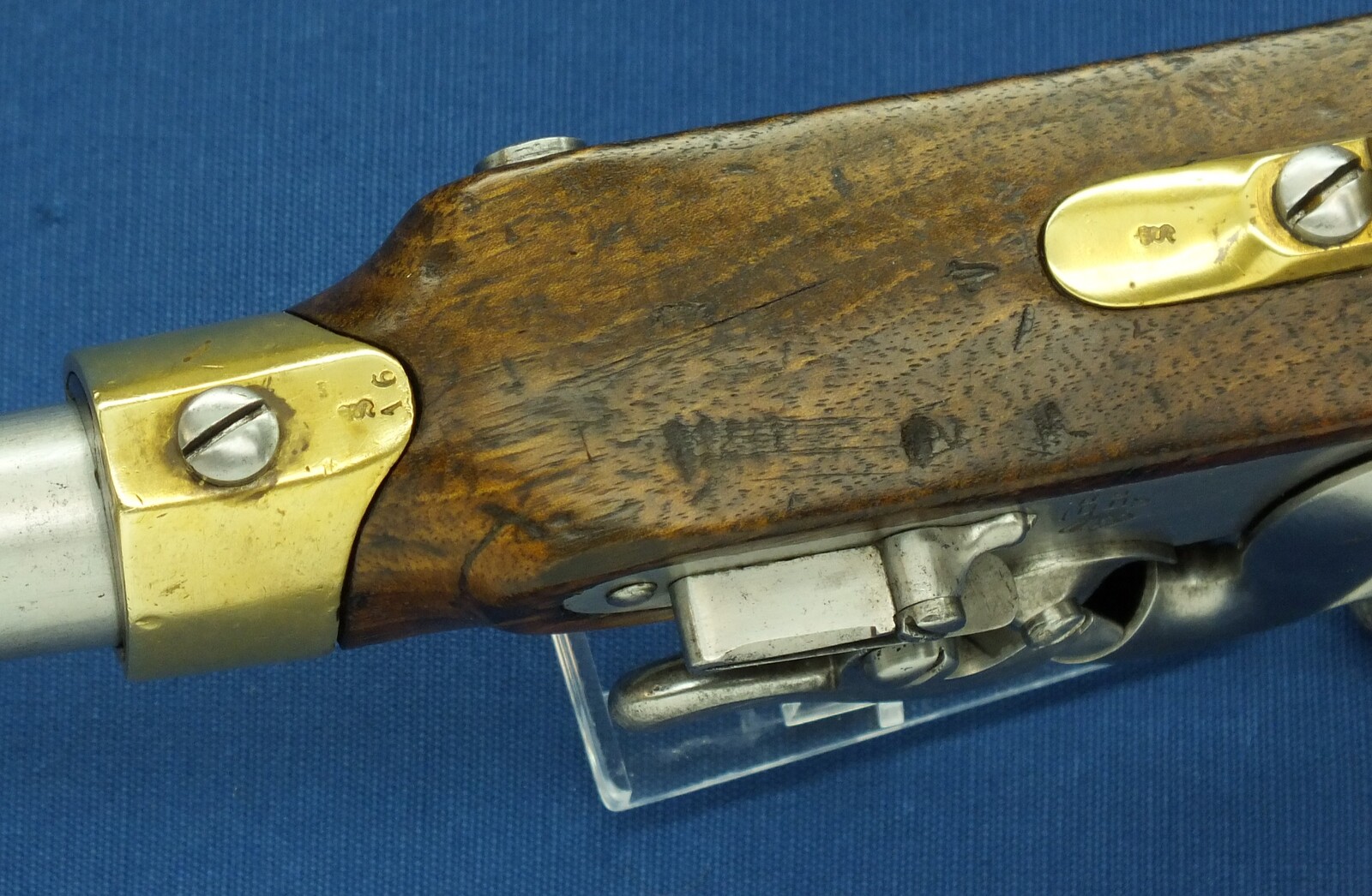 A fine antique German Prussian Model 1850 Cavalry Percussion Pistol. Lock marked under Crown Suhl G.H. Barrel dated 1852. Caliber 15mm, length 39cm. In very good condition. Price 1.850 euro.