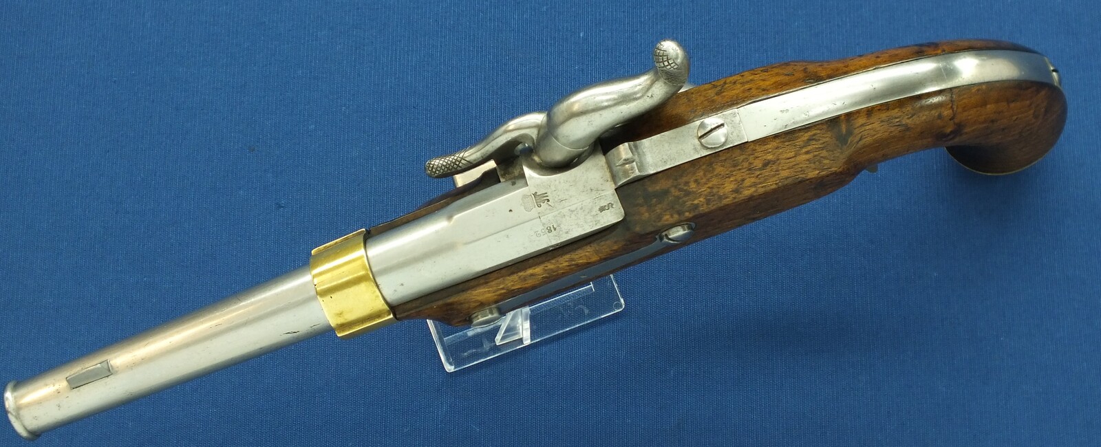A fine antique German Prussian Model 1850 Cavalry Percussion Pistol. Lock marked under Crown Suhl G.H. Barrel dated 1852. Caliber 15mm, length 39cm. In very good condition. Price 1.850 euro.